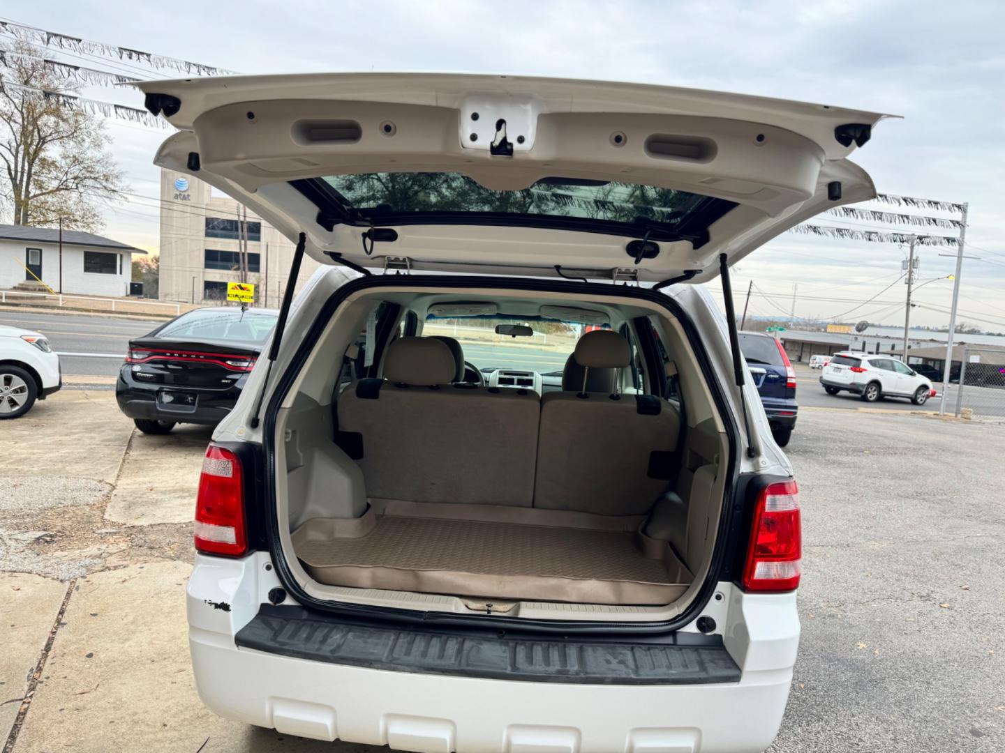 2008 White Ford Escape (1FMCU031X8K) , located at 307 West Marshall Avenue, Longview, TX, 75601, (903) 753-3091, 32.500828, -94.742577 - Photo#6